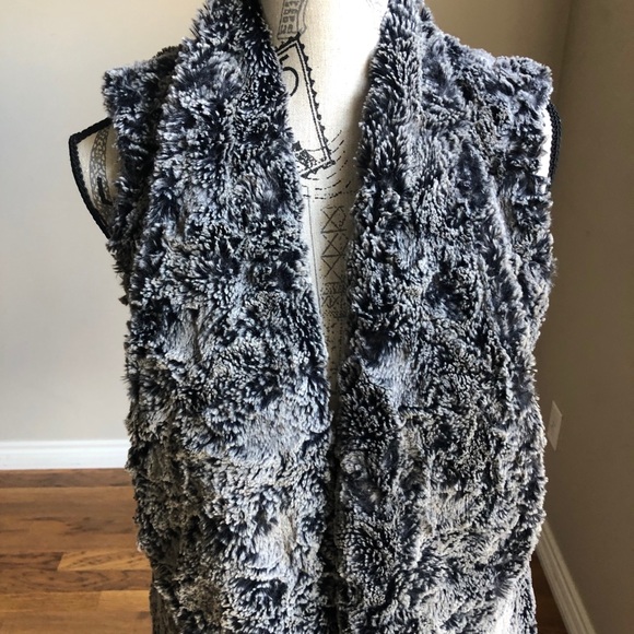 Dylan Silky faux fur draped open front vest S - Picture 3 of 9